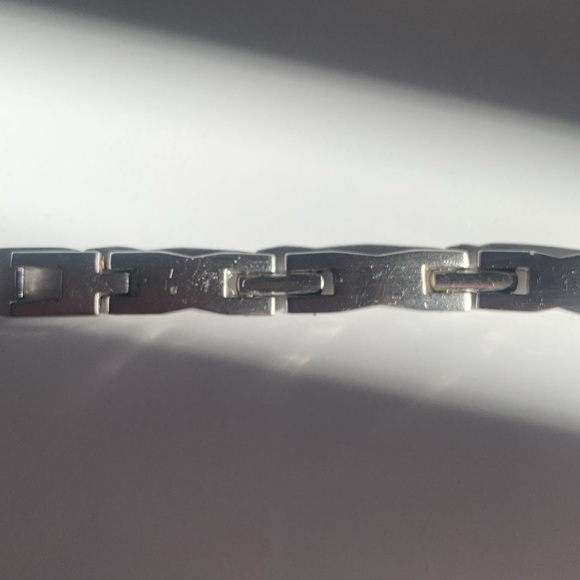 VALENTINO V logo bracelet. - small wrist 7” - Picture 8 of 8